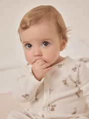 The White Company 100% Organic Cotton Monkey Waffle White Sleepsuit - Imagen 2 de 6