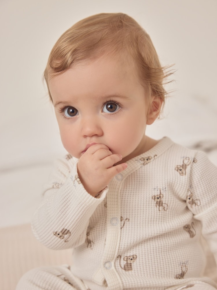 The White Company 100% Organic Cotton Monkey Waffle White Sleepsuit - Imagen 2 de 6