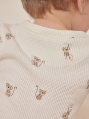 The White Company 100% Organic Cotton Monkey Waffle White Sleepsuit - Imagen 4 de 6