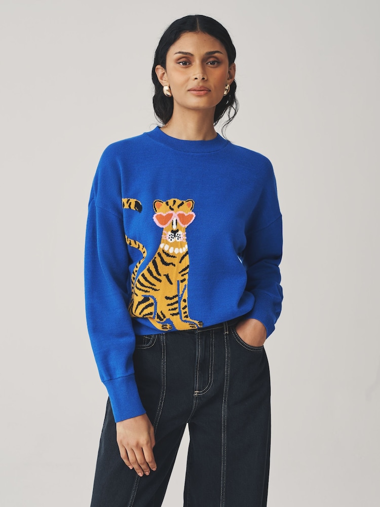 Rich Blue Graphic - Compact Cosy Crew Neck Jumper With Ribbed Detail - Bild 1 von 8 Rich Blue Graphic - Compact Cosy Crew Neck Jumper With Ribbed Detail - Bild 1 von 8