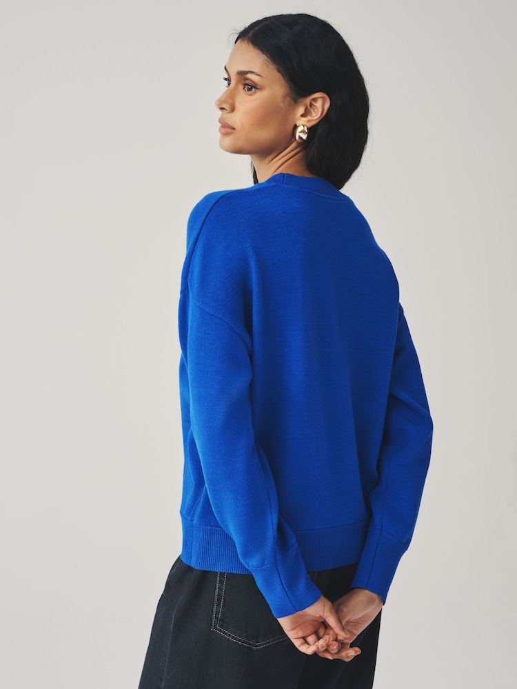 Rich Blue Graphic - Compact Cosy Crew Neck Jumper With Ribbed Detail - Bild 2 von 8 Rich Blue Graphic - Compact Cosy Crew Neck Jumper With Ribbed Detail - Bild 2 von 8