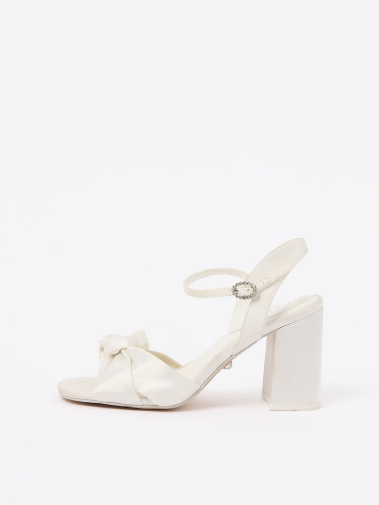 Sandalias de novia de tacón medio con nudo de Lipsy - Imagen 5 de 5