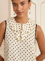 Love & Roses Printed Frill Collar Sleeveless Top - Imagem 2 de 4