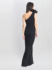 Gina Bacconi Portia One Shoulder Flower Maxi Black Dress - Изображение 2 из 5