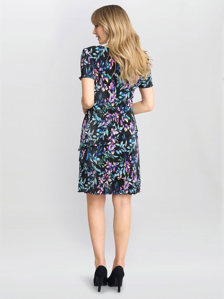 Vestido negro escalonado con diseño plisado Rowan de Gina Bacconi - Imagen 2 de 5 Vestido negro escalonado con diseño plisado Rowan de Gina Bacconi - Imagen 2 de 5