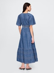 Vestido largo escalonado con mangas acampanadas de Gap - Imagen 2 de 5