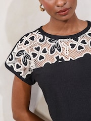 Schwarz - Lipsy Crotchet Detail T-Shirt - Bild 2 von 4