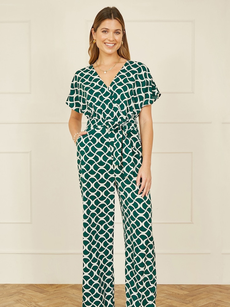 Grün - Yumi Overall mit Wickeldesign und geometrischem Muster - Bild 1 von 5 Grün - Yumi Overall mit Wickeldesign und geometrischem Muster - Bild 1 von 5