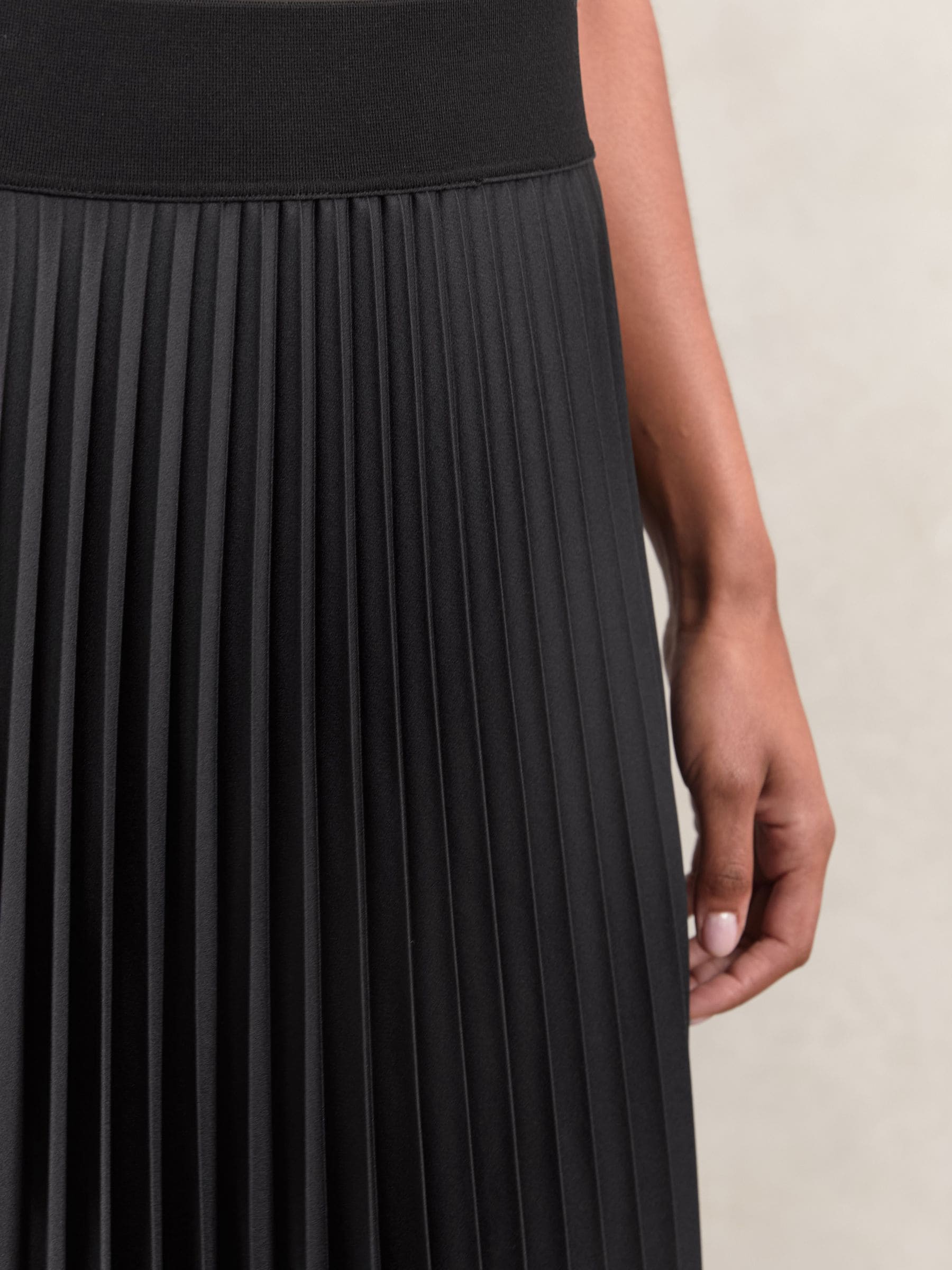 【海外限定】REISSスカート☆Seren Pleated Midi Skirt in Dark Buy Reiss Black Seren Pleated Midi Skirt from Next Luxembourg