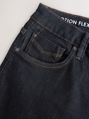 Blaue Rinse-Waschung - reguläre Passform mit schmal zulaufendem Bein - Motion Flex Jeans - Bild 18 von 20