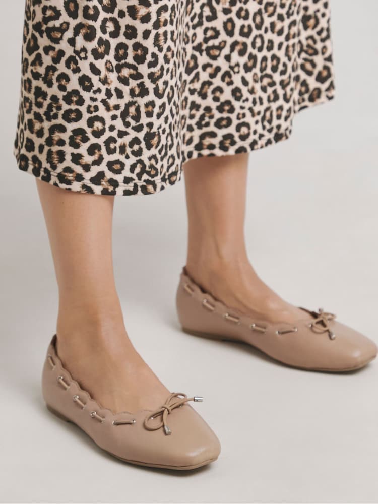Rosa - JD Williams Scalloped Edge Ballerinas In Wide Fit - Imagen 4 de 4