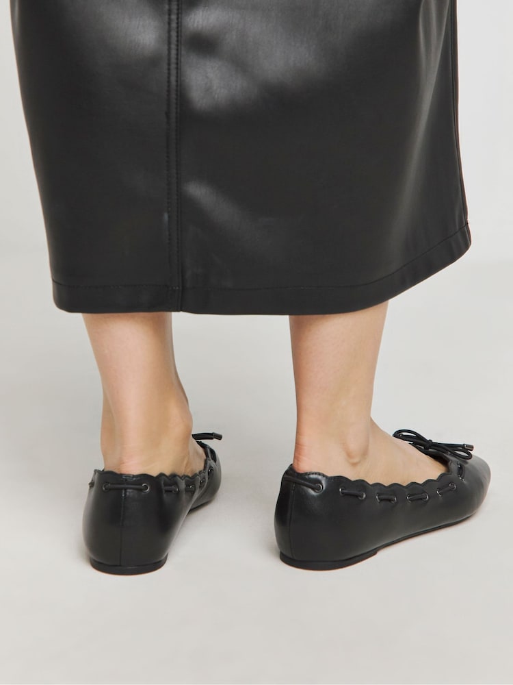 Negro - JD Williams Scalloped Edge Ballerinas In Wide Fit - Imagen 2 de 4