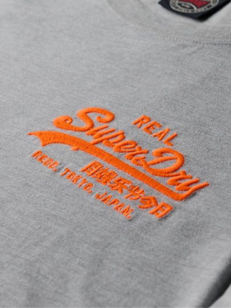Grau - Superdry Vintage Logo Embroidered Relaxed T-Shirt - Bild 6 von 6 Grau - Superdry Vintage Logo Embroidered Relaxed T-Shirt - Bild 6 von 6