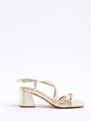 ذهبي - River Island Wide Fit Strappy Block Heel Sandals - صورة 2 من 6
