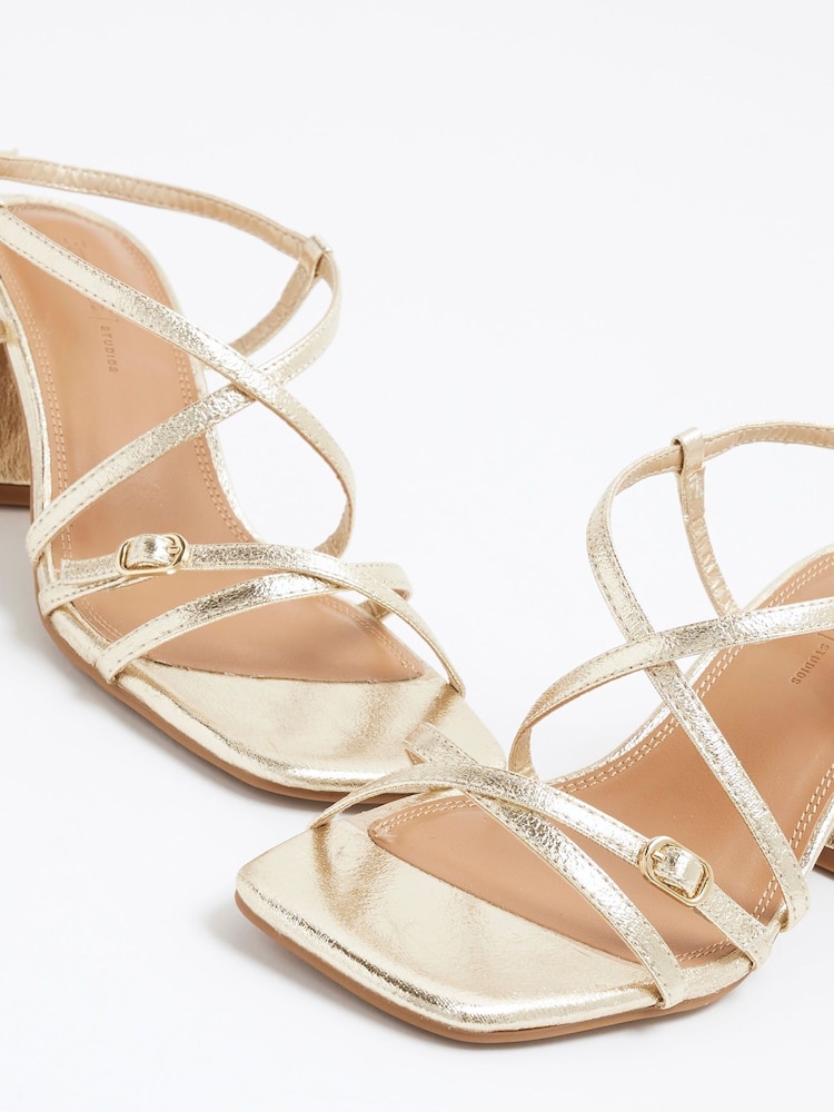 ذهبي - River Island Wide Fit Strappy Block Heel Sandals - صورة 6 من 6