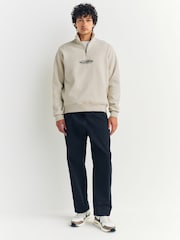 Branco Ecru - Simple Text Graphic Print Quarter Zip Neck Sweatshirt - Imagem 3 de 7