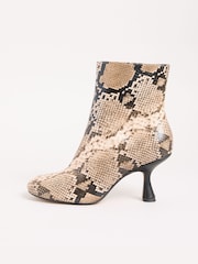 Neutral Snake - Friends Like These Faux Leather Mid Heel Formal Stretch Ankle Sock Boots - Imagem 5 de 5