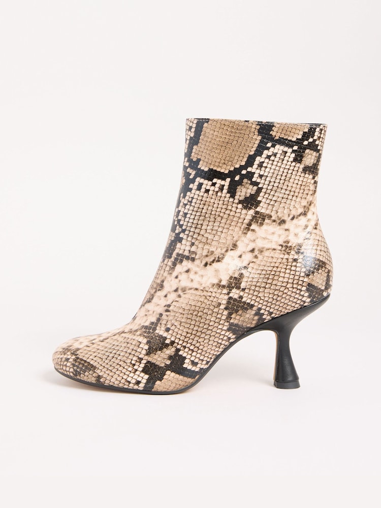 Neutral Snake - Friends Like These Faux Leather Mid Heel Formal Stretch Ankle Sock Boots - Imagem 5 de 5