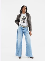 River Island חולצת טי עם הדפס פוטו-מונטאז', %100 כותנה - תמונה 2 מתוך 3