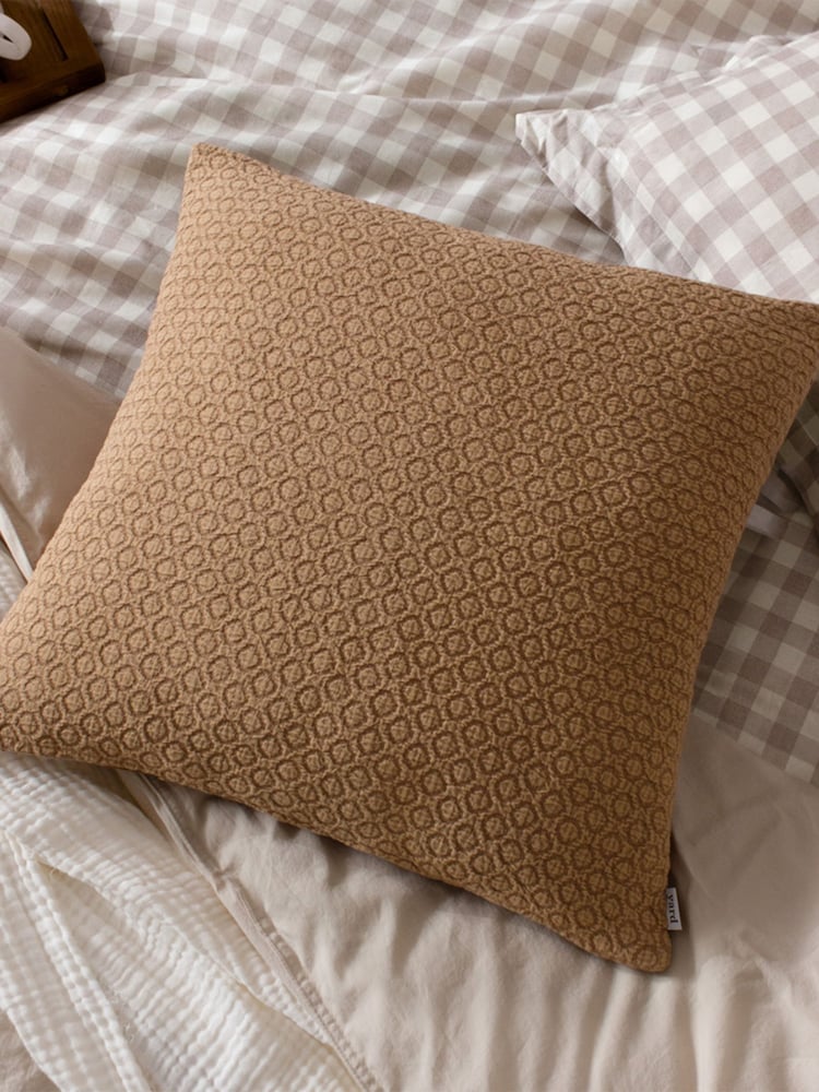 Yard Tryfan Textured Cotton Feather Rich Cushion - صورة 1 من 7