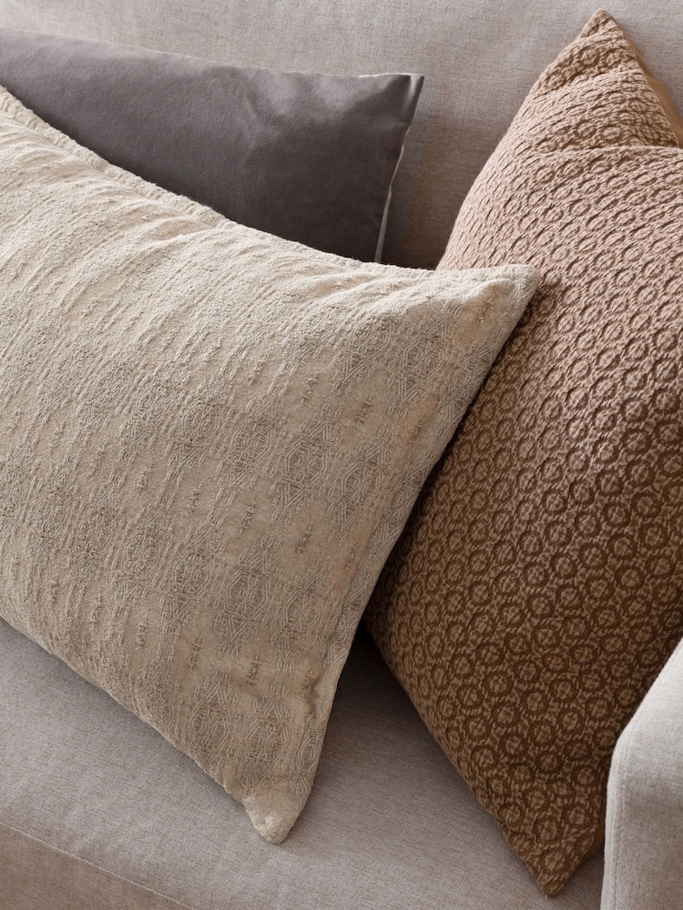Yard Tryfan Textured Cotton Feather Rich Cushion - صورة 2 من 7