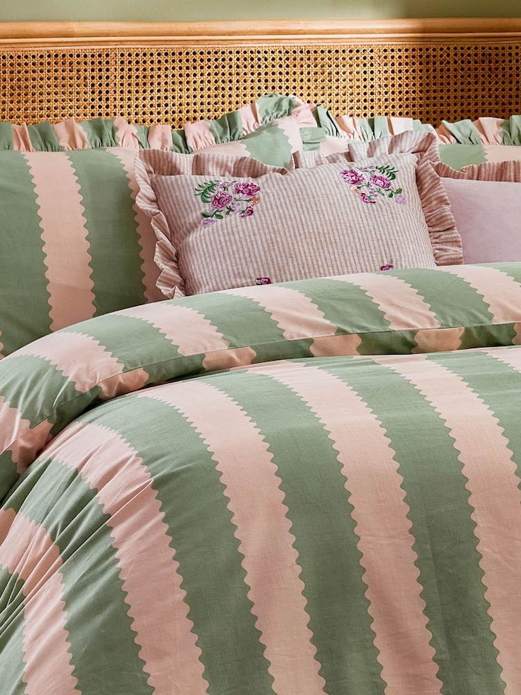Wylder Martha Embroidered Ruffle Polyester Filled Cushion - Imagen 5 de 5