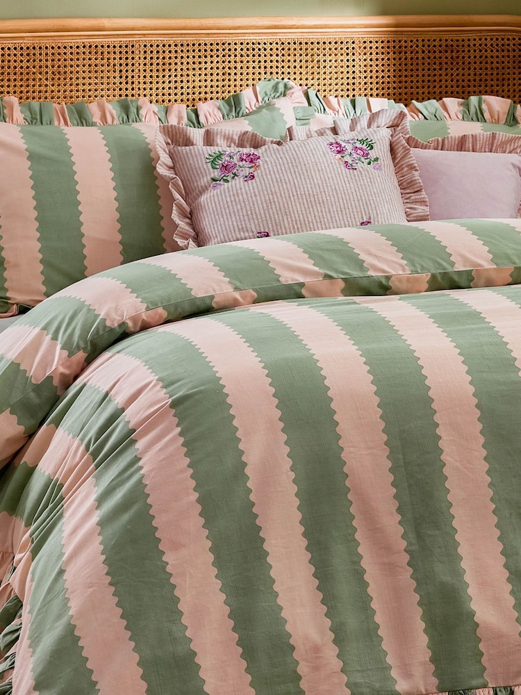 Wylder Martha Embroidered Ruffle Feather Rich Cushion - Imagen 6 de 6