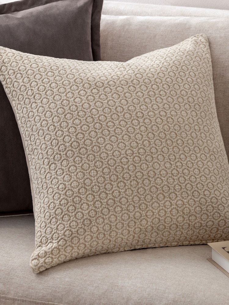 Yard Tryfan Textured Cotton Feather Rich Cushion - صورة 1 من 7