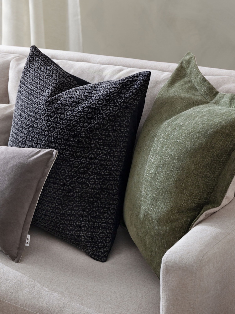 Yard Tryfan Textured Cotton Feather Rich Cushion - صورة 2 من 6