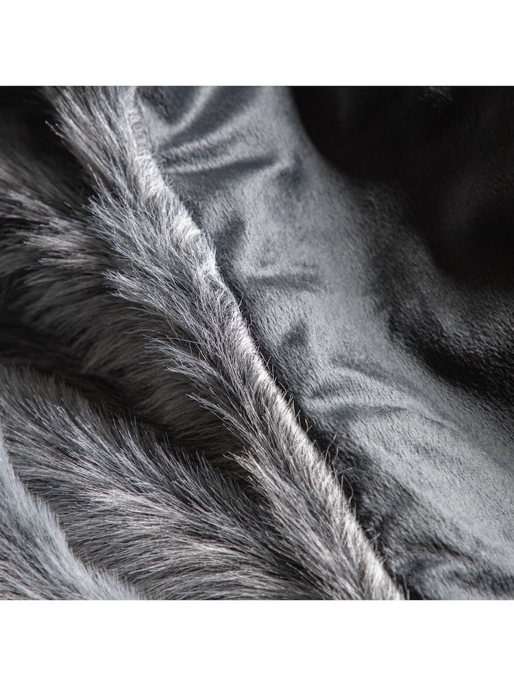 Gallery Home Grey Premium Alaskan Faux Fur Throw - Image 5 of 5 Gallery Home Grey Premium Alaskan Faux Fur Throw - Image 5 of 5