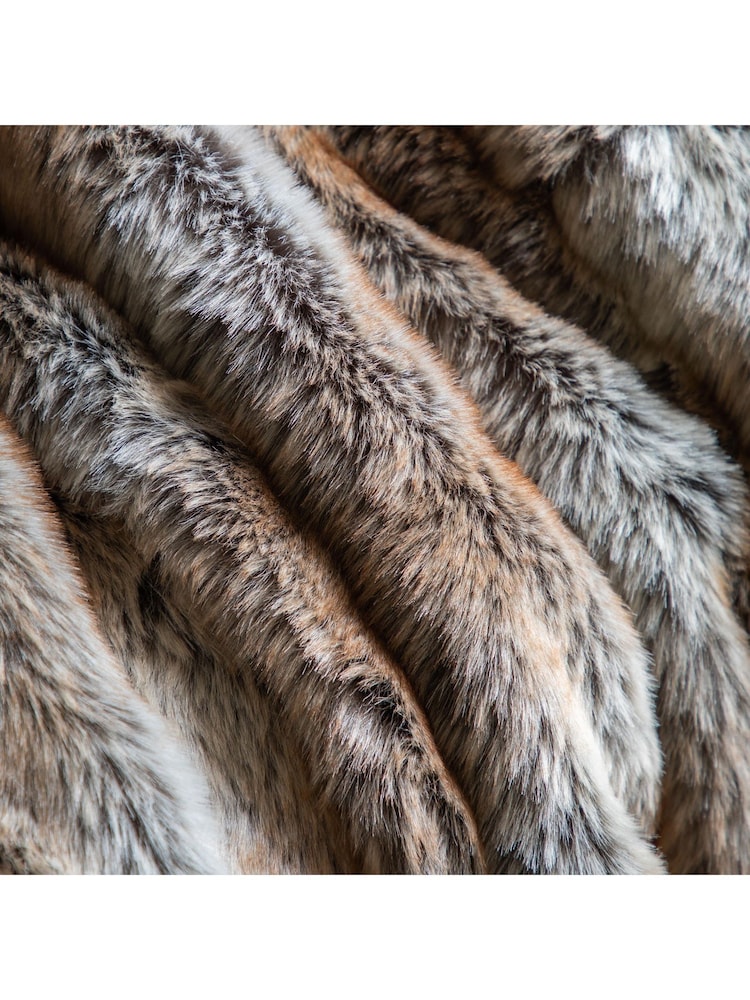 Gallery Home Grey Premium Faux Fur Throw - Image 2 of 7 Gallery Home Grey Premium Faux Fur Throw - Image 2 of 7