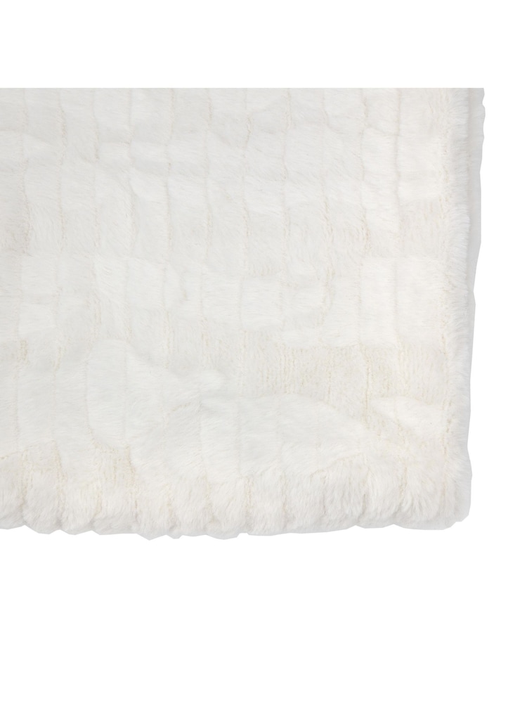 Gallery Home Cream Textured Rabbit Faux Fur Throw - Image 6 of 6