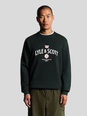 Lyle & Scott Cheers To Tradition Graphic Print Crew Neck Sweat Top - Imagen 1 de 3