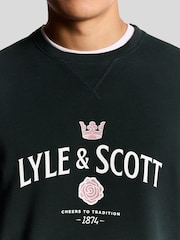 Lyle & Scott Cheers To Tradition Graphic Print Crew Neck Sweat Top - Imagen 2 de 3