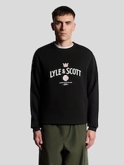 Lyle & Scott Cheers To Tradition Graphic Print Crew Neck Sweat Top - Imagen 1 de 3