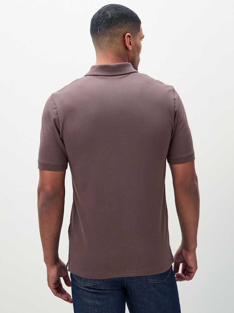 بني فاتح - قميص بولو كلاسيكي من Lyle & Scott - صورة 2 من 4 بني فاتح - قميص بولو كلاسيكي من Lyle & Scott - صورة 2 من 4
