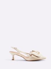 كريم - River Island Brown Raffia Sling Back Bow Heeled Court Shoes - صورة 1 من 5