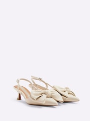 كريم - River Island Brown Raffia Sling Back Bow Heeled Court Shoes - صورة 2 من 5