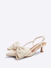 كريم - River Island Brown Raffia Sling Back Bow Heeled Court Shoes - صورة 3 من 5