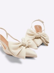 كريم - River Island Brown Raffia Sling Back Bow Heeled Court Shoes - صورة 5 من 5