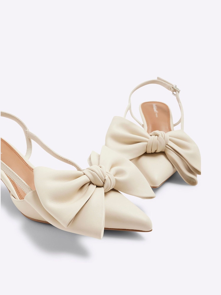 كريم - River Island Brown Raffia Sling Back Bow Heeled Court Shoes - صورة 5 من 5