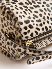 River Island сумка через плечо с цилиндрическим принтом пони - Image 4 of 6