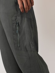 رمادي - بنطلون رياضي عملي بنمط باهت - صورة 5 من 10