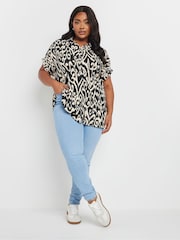 Yours Curve Black Crinkle Short Sleeve Shirt - Image 3 of 5