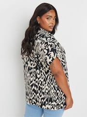 Yours Curve Black Crinkle Short Sleeve Shirt - Image 4 of 5