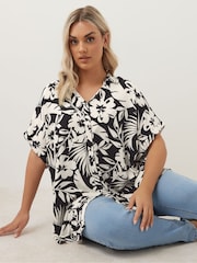 Schwarz Chrom - Yours Curve Crinkle Short Sleeve Shirt - Bild 1 von 6