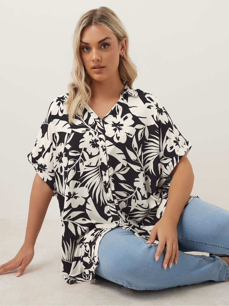 Schwarz Chrom - Yours Curve Crinkle Short Sleeve Shirt - Bild 1 von 6