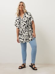 Schwarz Chrom - Yours Curve Crinkle Short Sleeve Shirt - Bild 3 von 6