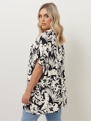 Schwarz Chrom - Yours Curve Crinkle Short Sleeve Shirt - Bild 5 von 6