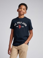Темно-синий с синим принтом - US Polo Assn. Футболка из 100% хлопка для мальчиков с принтом арочного принта - Изображение 1 из 7